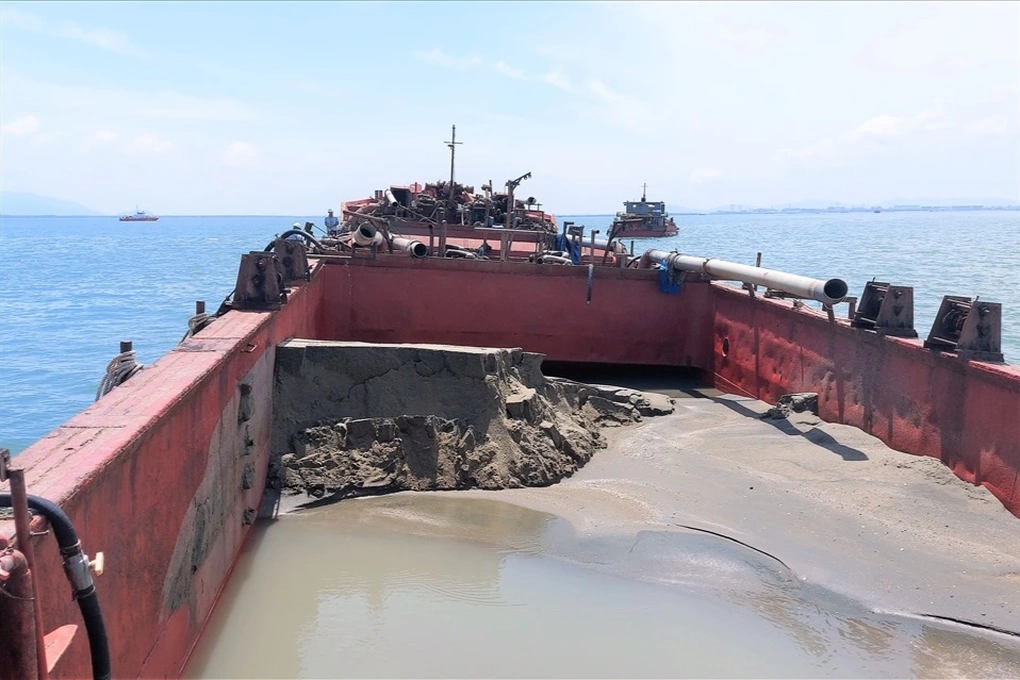 3 thuyền trưởng tàu sông bị phạt 75 triệu đồng do chở cát không rõ nguồn gốc